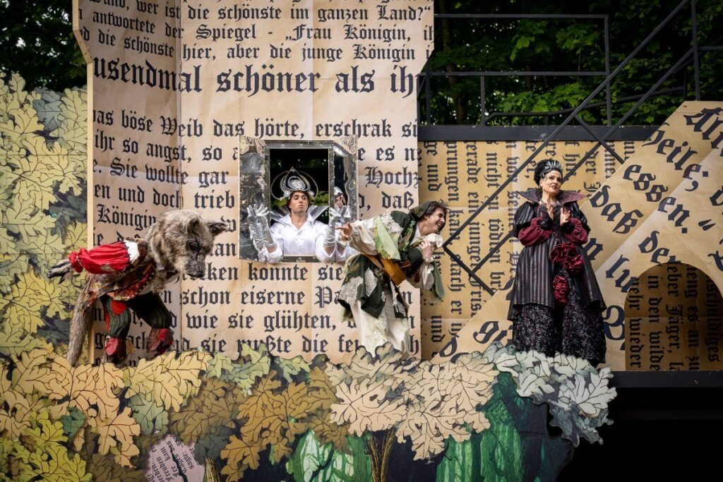 Wolf, Spiegel, Rumpelstilzchen und Endora im Musical SNOW WHITE AND ME