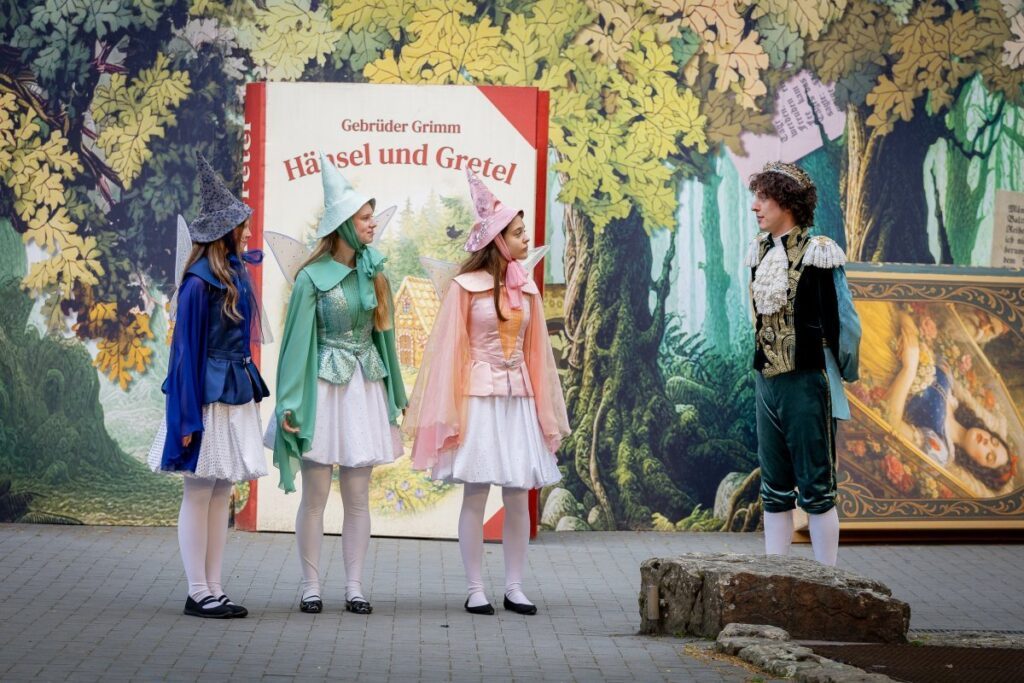 Prinz Florian mit den drei Feen im Musical SNOW WHITE AND ME