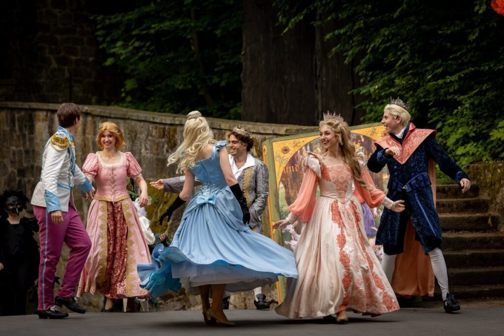 Prinzen und Prinzessinnen tanzen im Musical SNOW WHITE AND ME