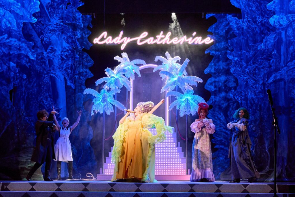 Anne Wolf und Ensemble in STOLZ UND VORURTEIL* (*ODER SO) am Volkstheater Rostock