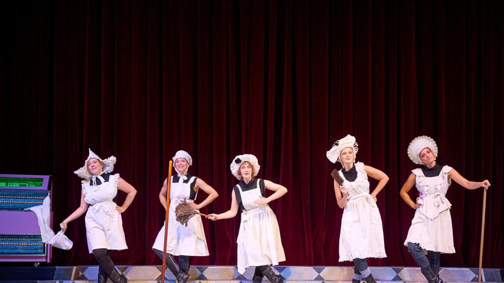Malin Steitz, Undine Schmiedl, Klara Eham und Anne Wolf in STOLZ UND VORURTEIL* (*ODER SO) am Volkstheater Rostock