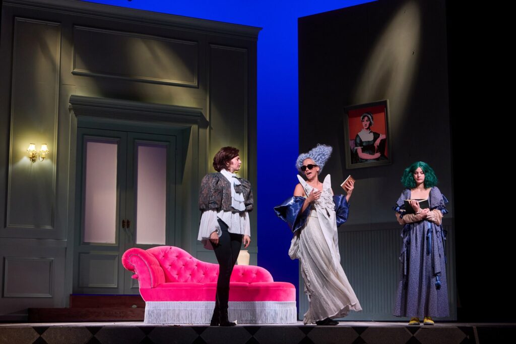 Undine Schmiedl, Ellen Neuser und Klara Eham in STOLZ UND VORURTEIL* (*ODER SO) am Volkstheater Rostock