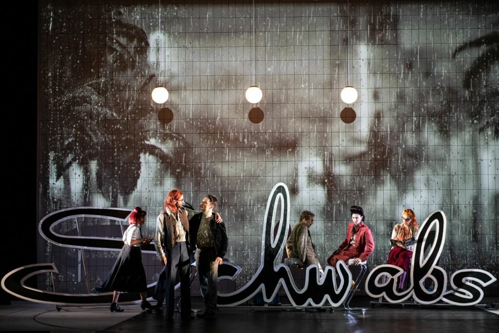 Sunset Boulevard Heidelberg Ensemble vor Schriftzug