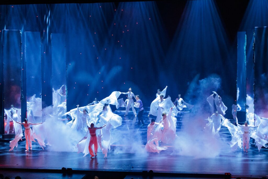 Das Ensemble in blauem Licht und Nebel in ZAUBERFLÖTE - Das Musical