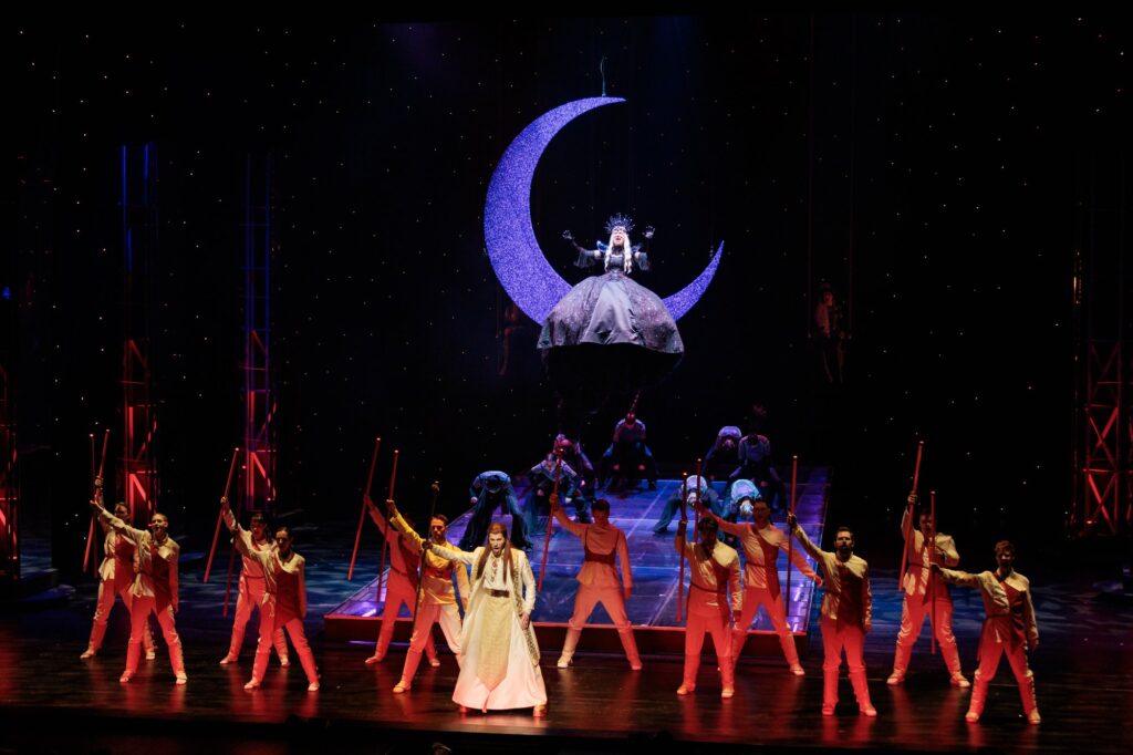 Das Ensemble unter der Mondsichel im Finale in ZAUBERFLÖTE - Das Musical