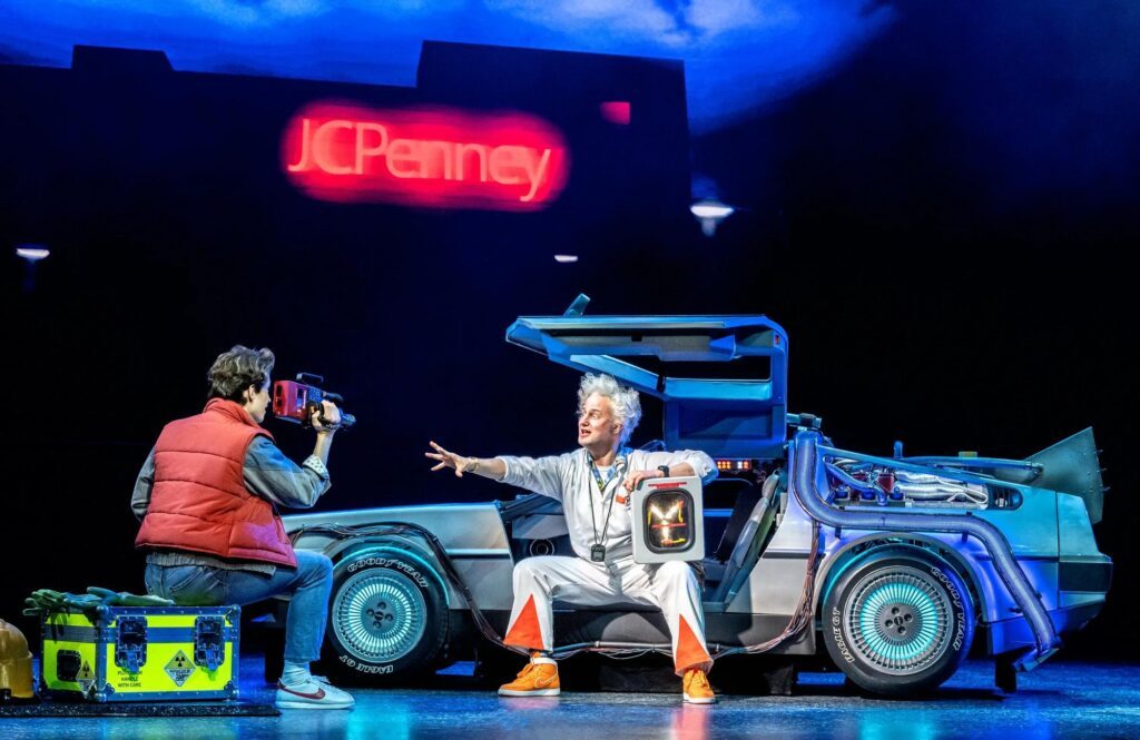 Doc Brown zeigt Marty McFly den DeLorean im Musical ZURÜCK IN DIE ZUKUNFT