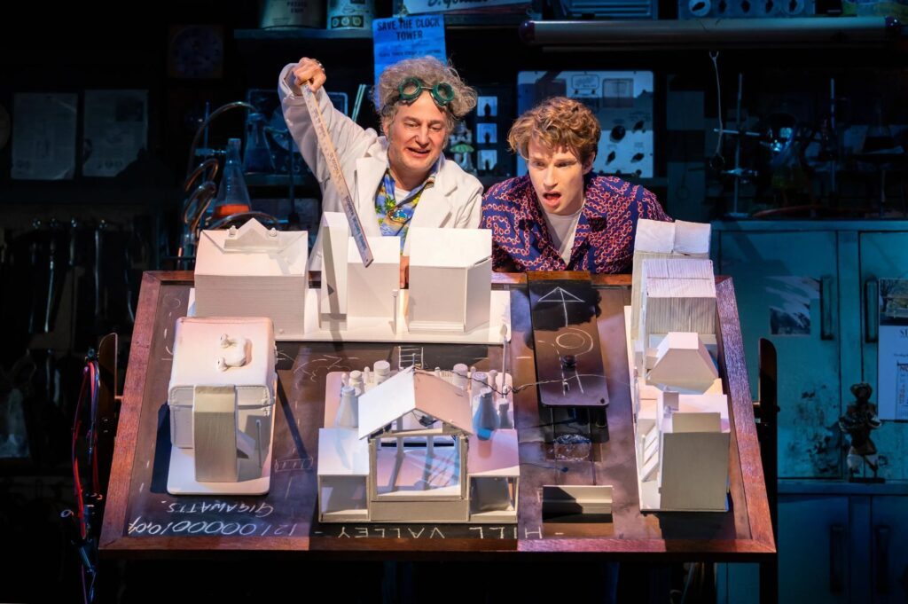 Doc Brown und Marty McFly planen die Zeitreise im Musical ZURÜCK IN DIE ZUKUNFT