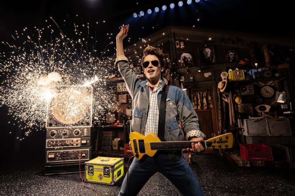 Marty McFly mit Gitarre im Musical ZURÜCK IN DIE ZUKUNFT in Hamburg
